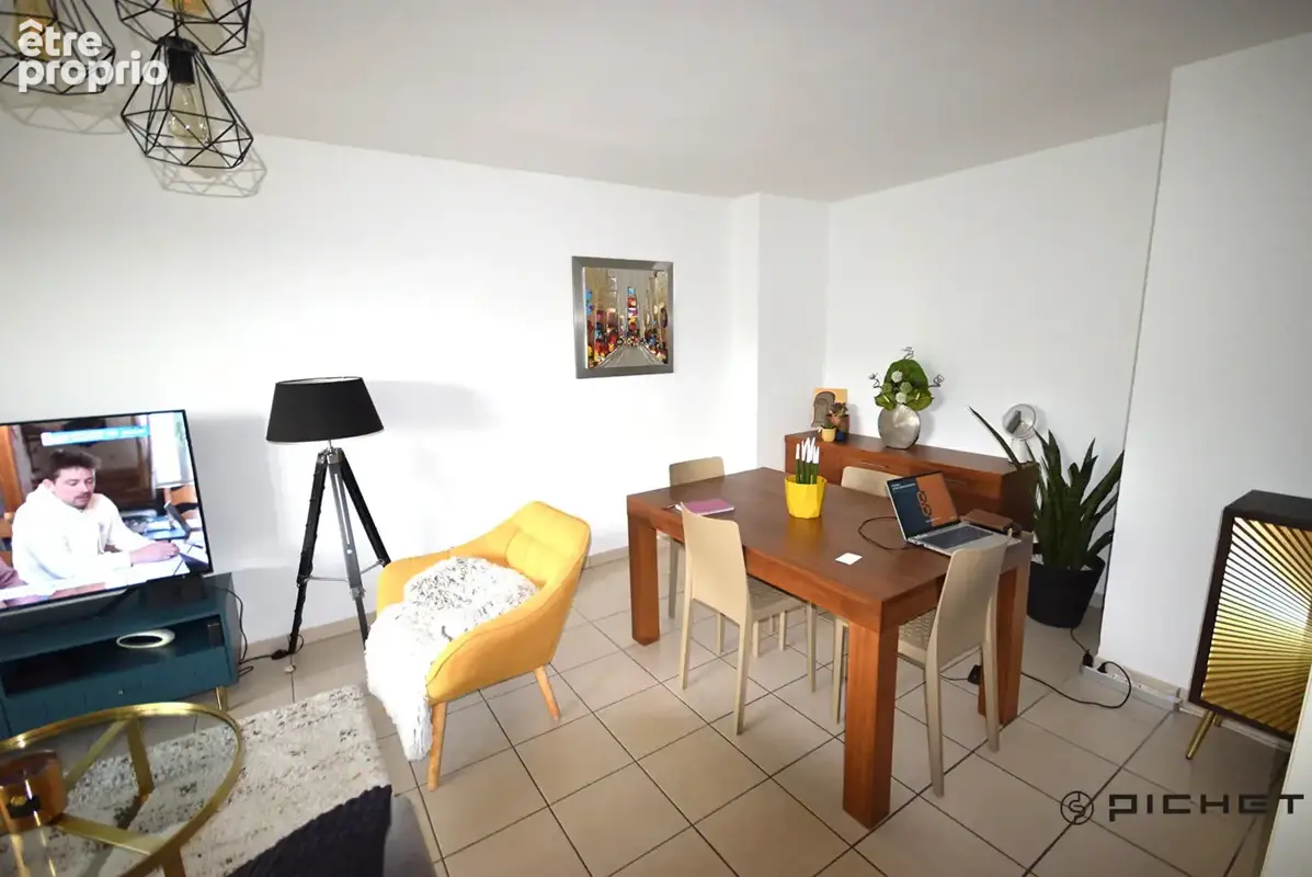 Appartement T4 en dernier étage avec ascenseur, terrasse et parkings - photo 3