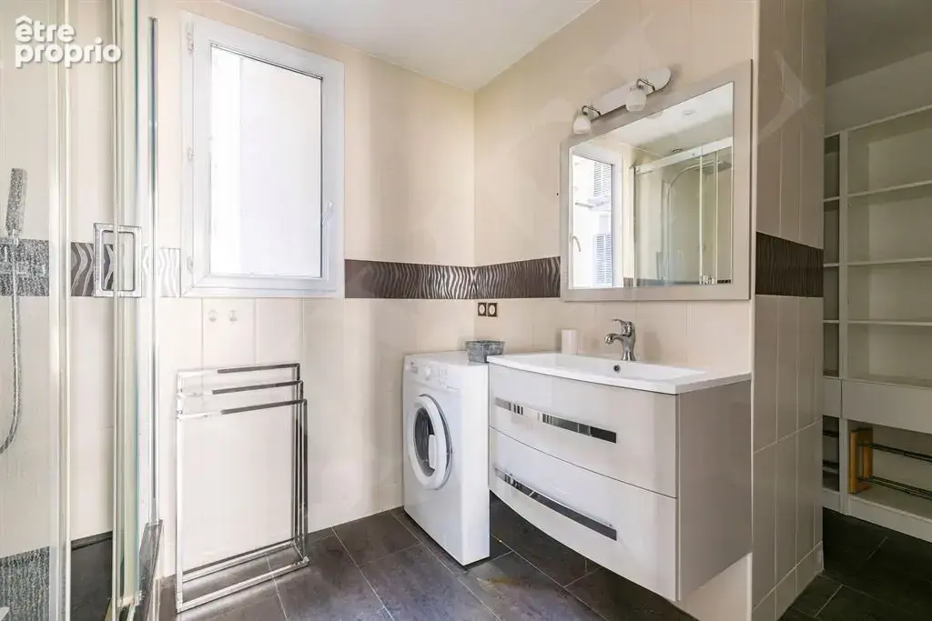 Dans un bel immeuble ancien, magnifique cinq-pièces entièrement rénové et climatisé, situé secteur - photo 11