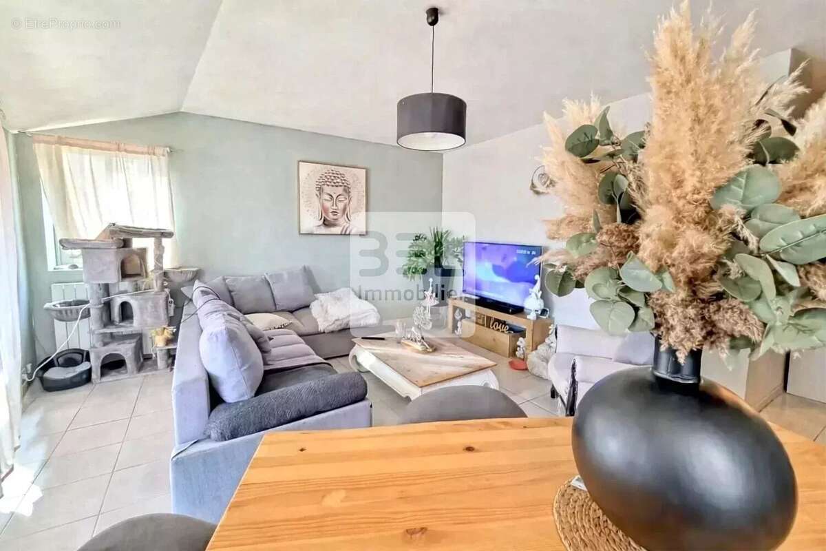 Appartement à LAUDUN-L'ARDOISE