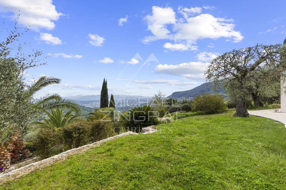Maison à CHATEAUNEUF-GRASSE