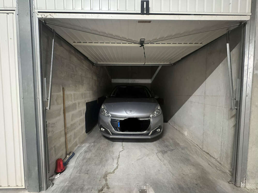Parking à SAINT-CYR-SUR-MER