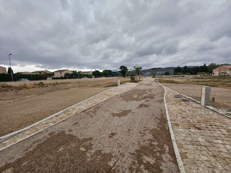 Terrain 282 m² à Peyrolles-En-Provence  - photo 2