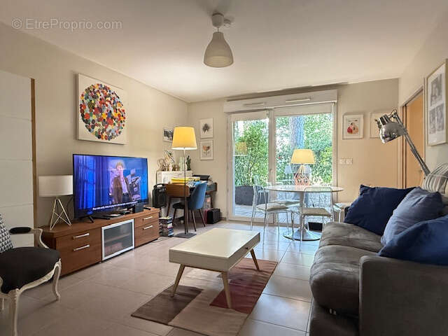 Aux portes de Saint-Cyr-au-Mont-d'Or   T3 de 67 m2 en rez-de-jardin avec terrasse, garage - résidence sécurisé - photo 3