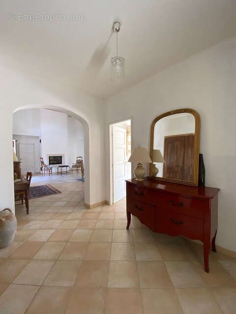 ROULLET SAINT ESTEPHE Maison de plain pied 169 m2  3 chambres secteur calme - photo 4