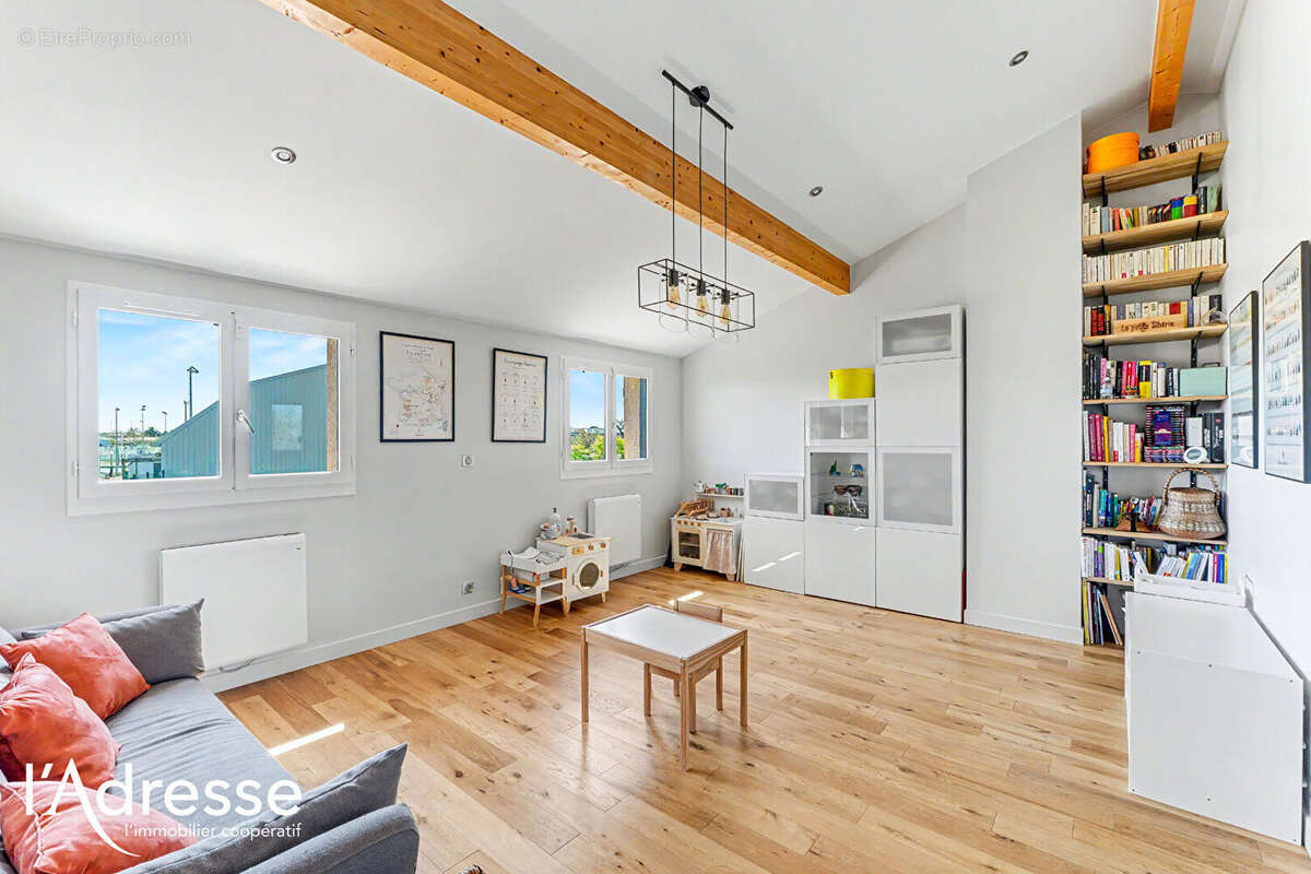 Exclusivité l'Adresse Immobilier - Cugnaux - Maison de 168 m2 avec Garage et piscine Couverte sur un terrain de 552m². - photo 3