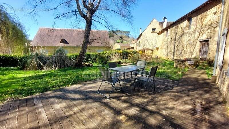 Maison au centre du village Prats du Périgord, 92m2, 4 pièces, 3 chambres, jardin, puits, grange avec fort potentiel - photo 14