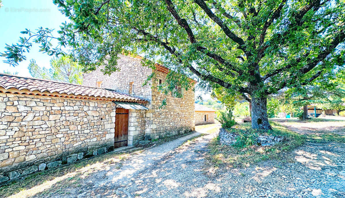 Superbe villa au calme et a la vue imprenable sur le château de cereste-en-luberon sur 7380m2 de terrain avec piscine - photo 5