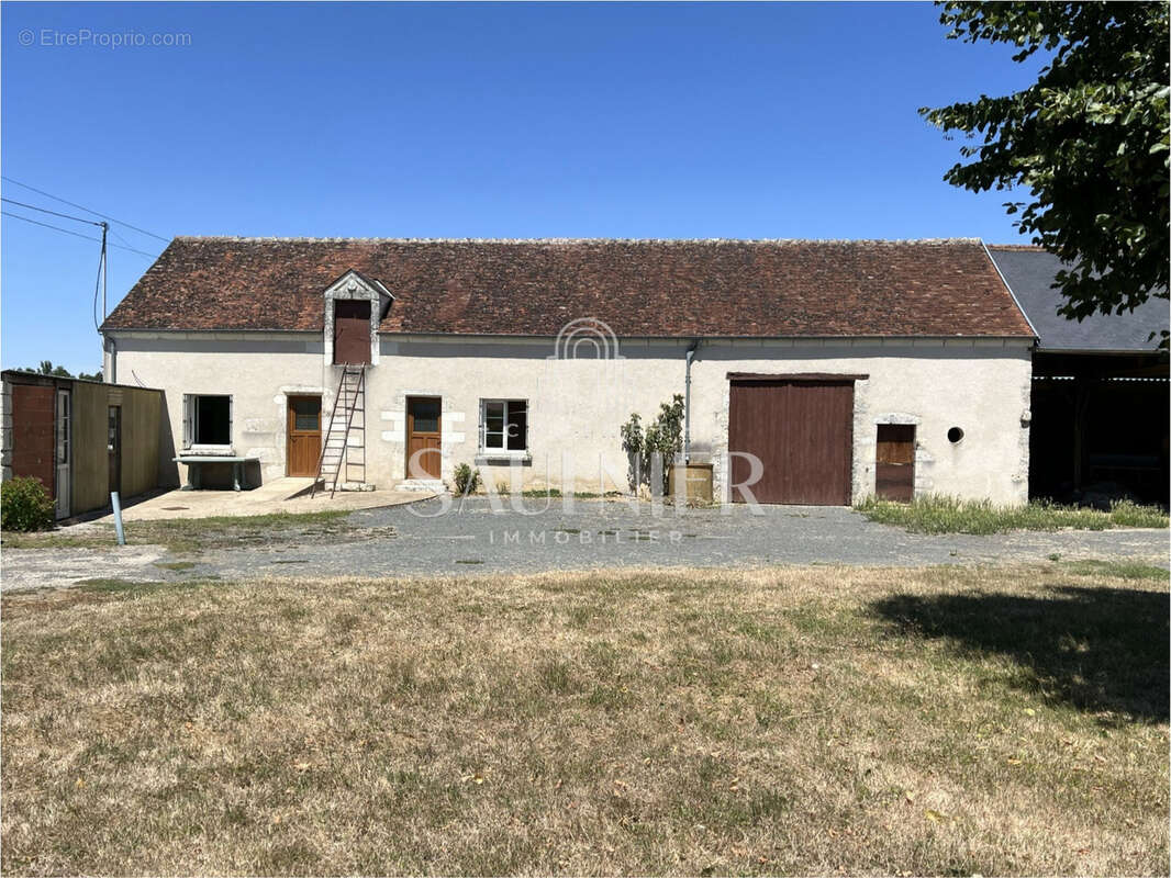 Entre Contres et Montrichard - À vendre - Longère avec dépendances et terrain. - photo 12