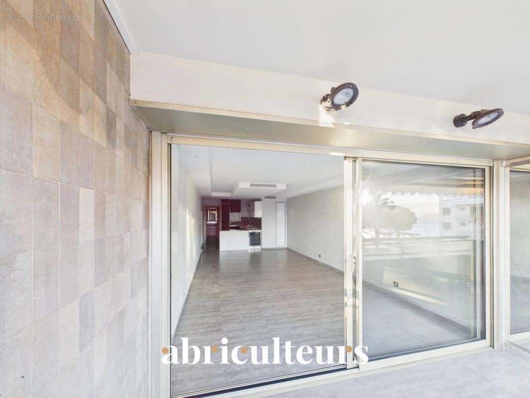 Élégant appartement rénové - 4 Pièces - Terrasse - 84m² - Vue mer panoramique - Juan-les-Pins - photo 8