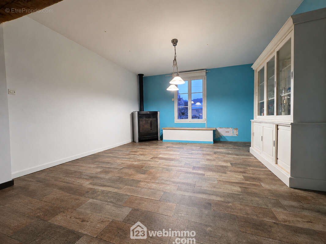 Une pièce de vie de 18 m² pouvant accueillir un salon ou une salle à manger selon vos envies - Maison à SEPTVAUX