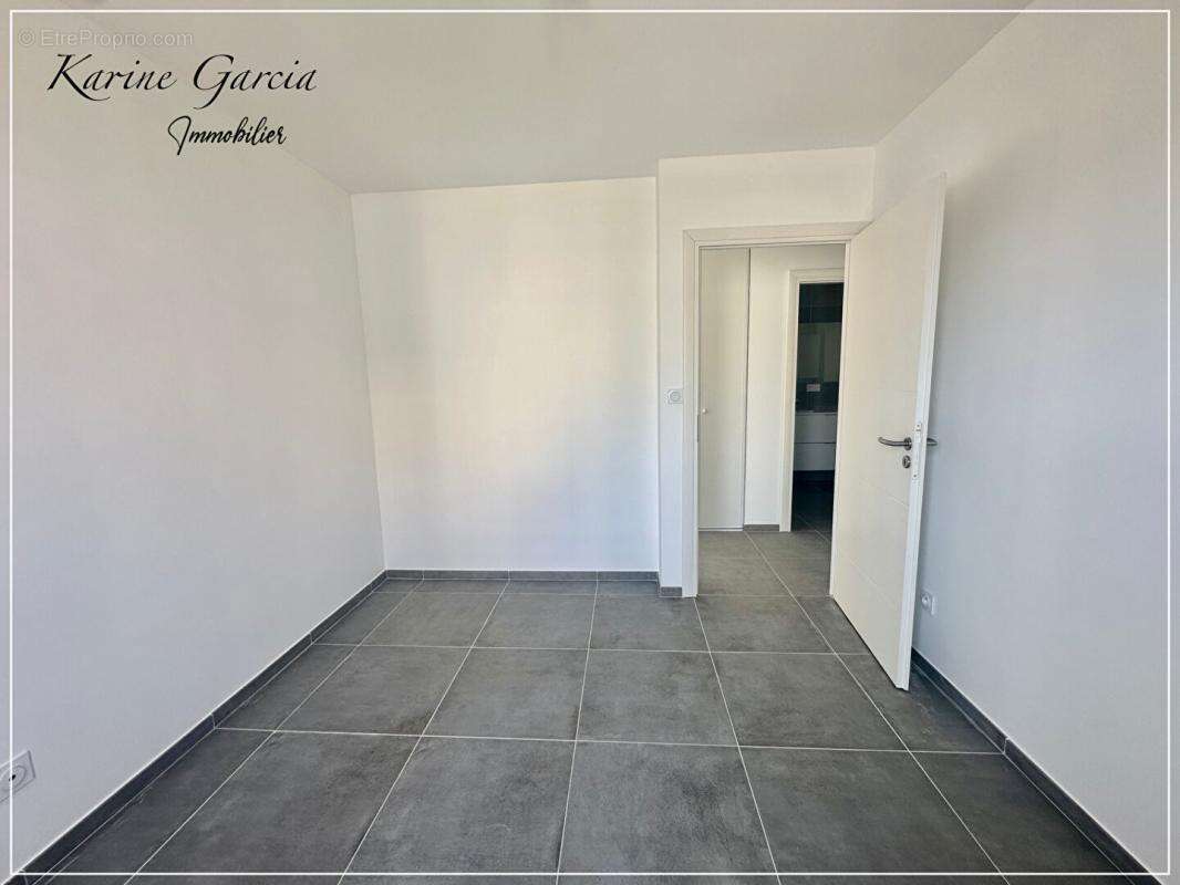 Six fours les plages - construction recente - appartement de type 3 -  68 m2 - terrain 54 m² - parking en sous sol - photo 8
