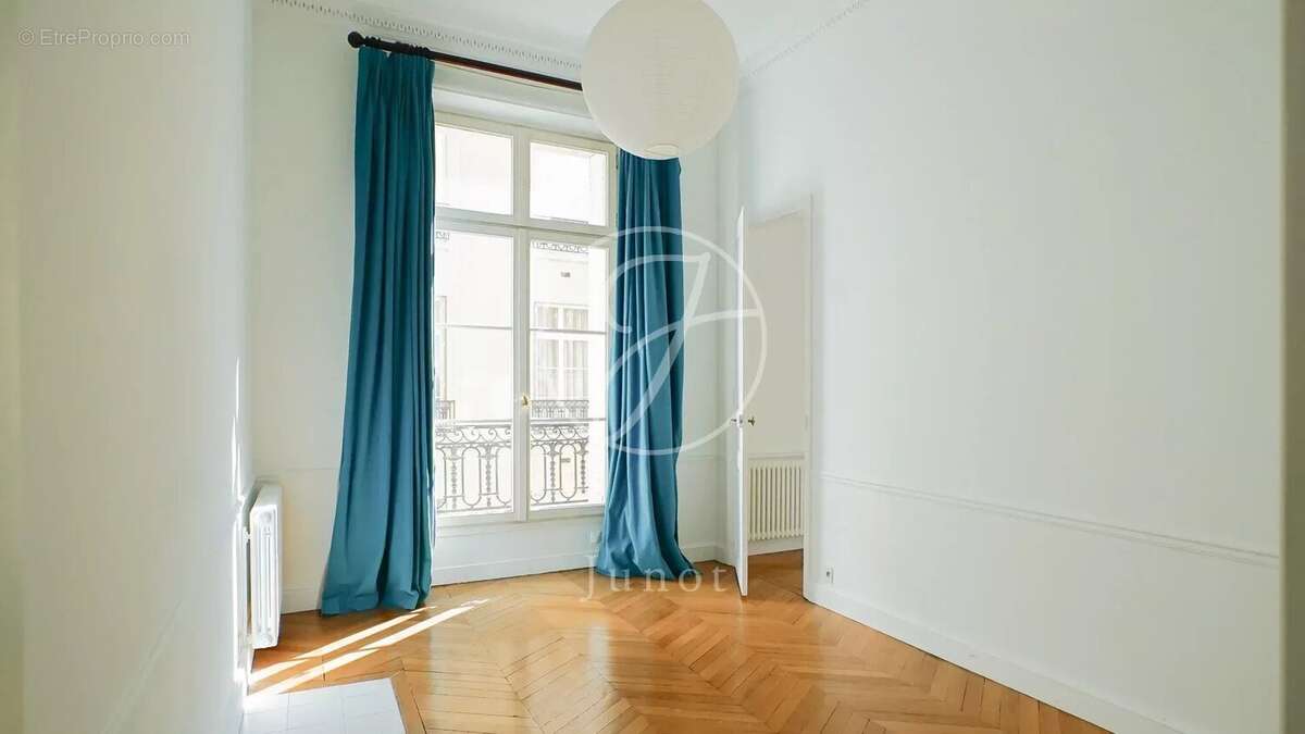 Appartement à PARIS-8E