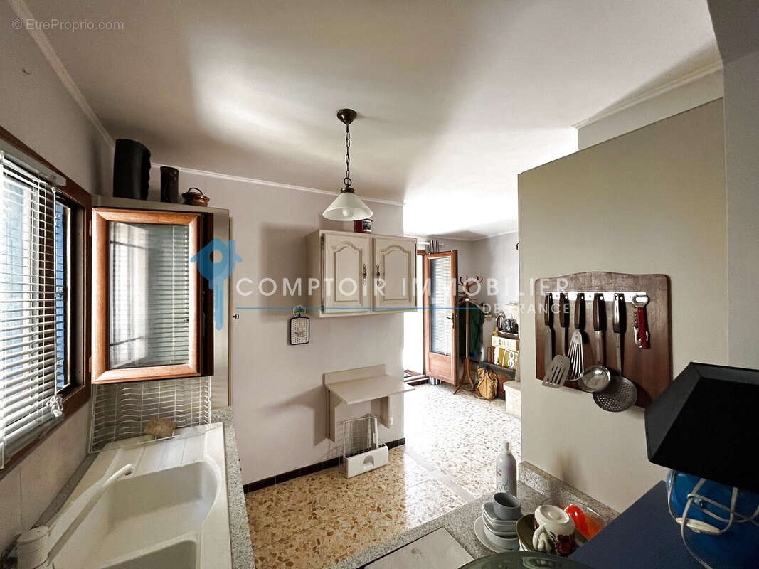A Vendre GARD (30) - Village en périphérie d'Uzès : Maison de village P3 avec garage, cave et terrasse - photo 8