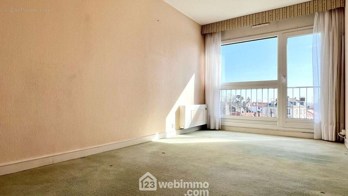 Chambre 1 orientée nord/est - Appartement à FONTENAY-AUX-ROSES