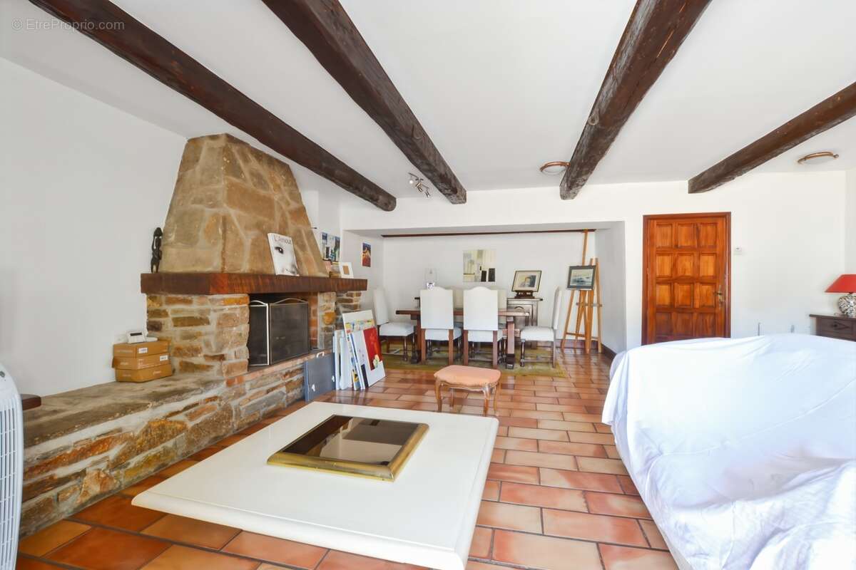 Maison de caractère 186 m² – 5 chambres dont 4 suites parentales – Terrasse – Causses-et-Veyran - photo 2