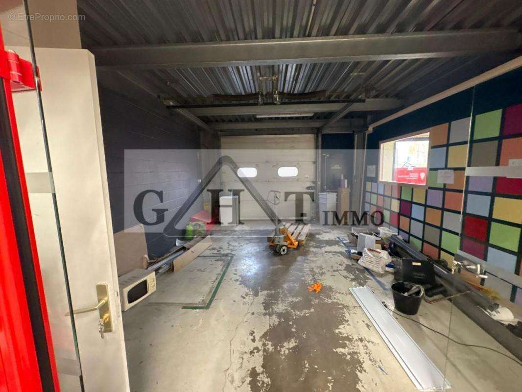 Commerce à VAUX-LE-PENIL