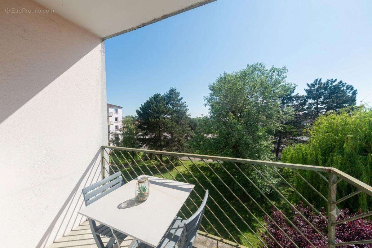 Appartement T4 - CHARNAY LES MACON - Ascenseur, balcons, place privative et cave - photo 4