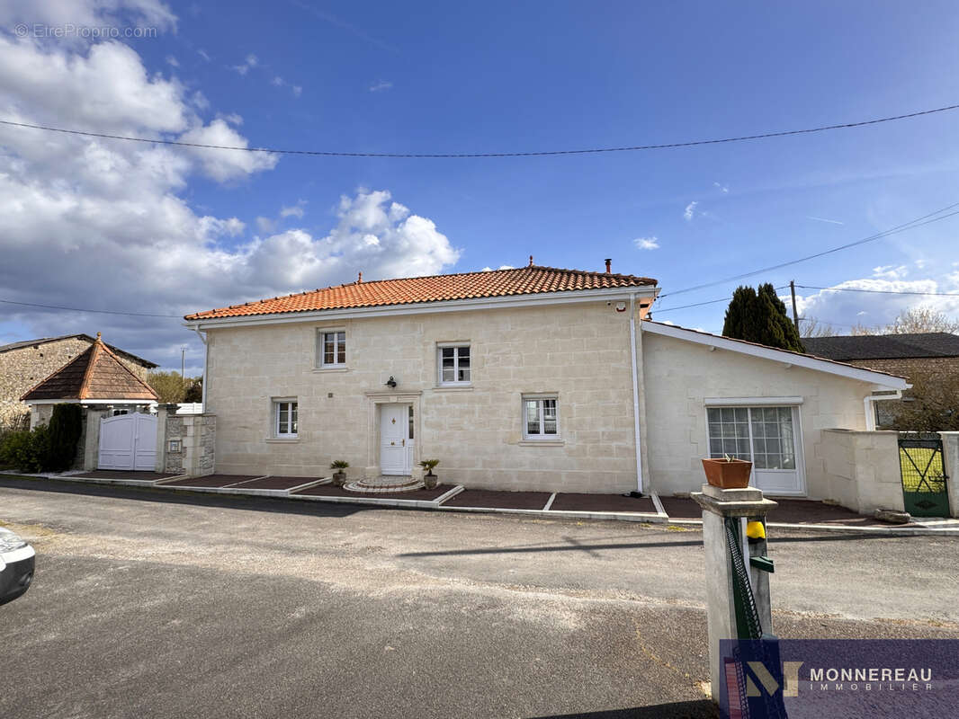 Maison à BAIGNES-SAINTE-RADEGONDE