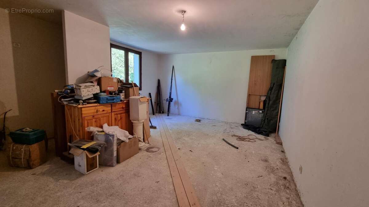 Maison à SAINT-PIERRE-DE-CHIGNAC