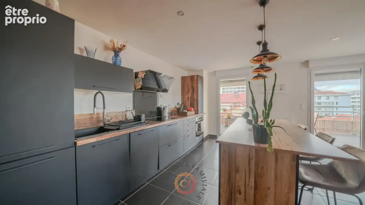 Situé à Clermont-Ferrand, un appartement d'environ 82,10 m2 avec terrasse. - photo 1