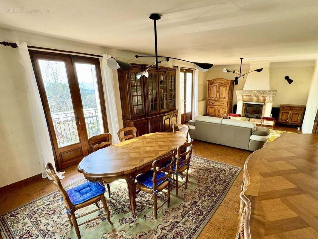 Dickjan POPPEMA d'eXp France vous propose une belle maison individuelle avec 4 chambres et une belle vue sur la Citadelle de Forcalquier - Maison à FORCALQUIER