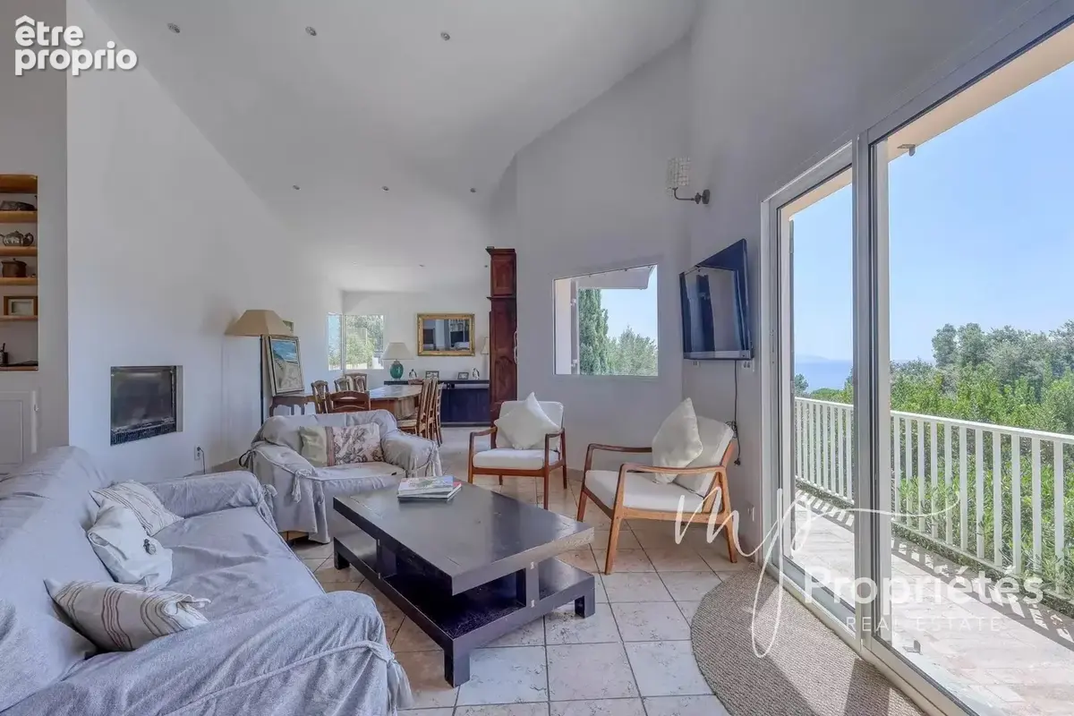 A VENDRE Maison  Rayol Canadel sur Mer. Propriété 300m² vue mer piscine proche plage - photo 4