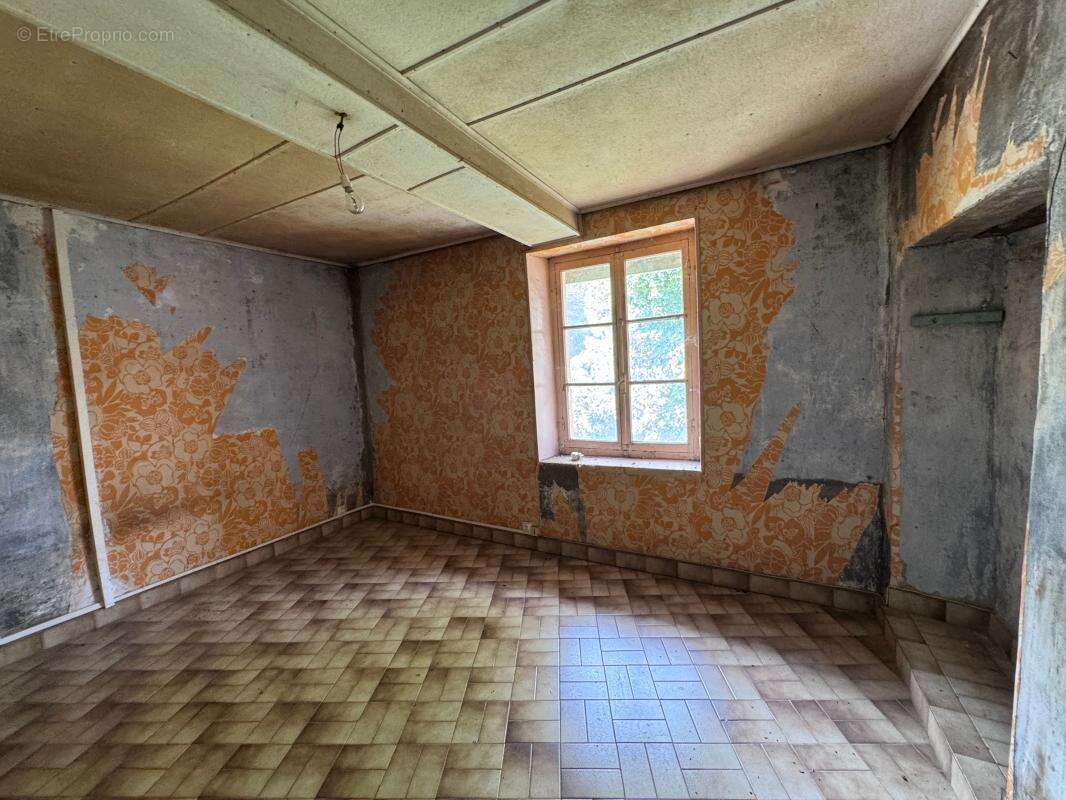 Maison de caractère dauphinoise à fort potentiel à Rénover Divisée en 2 Habitations - photo 2