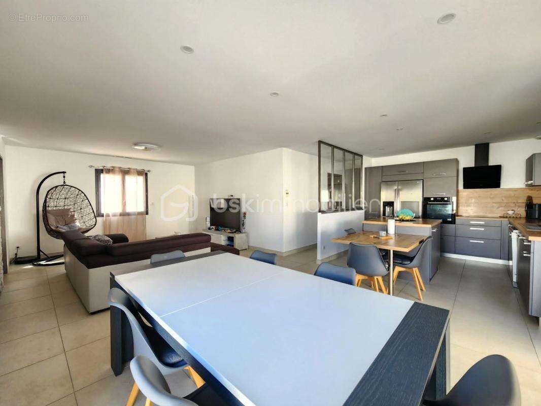 EXCLUSIVITÉ – Superbe villa de plain-pied avec 4 chambres, piscine maçonnée et boulodrome près de Pézenas (à Tourbes) - photo 12