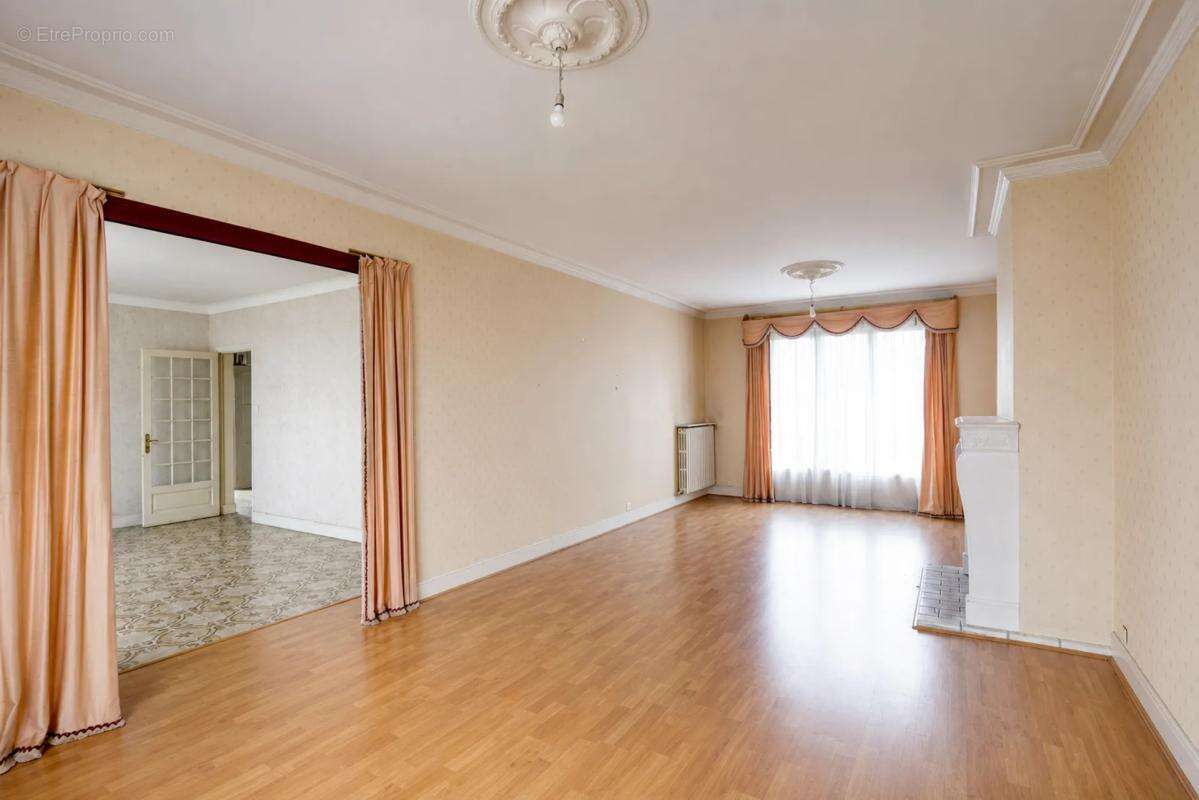 Maison de 195m² en vente à Poitiers Dunes/Dolmen - photo 2