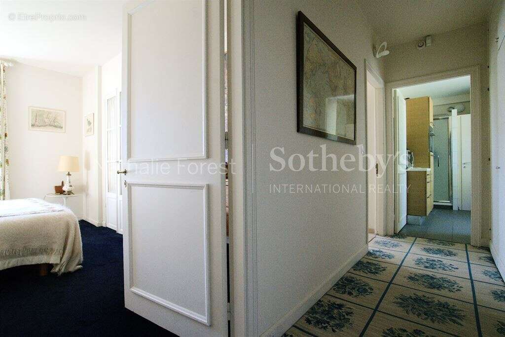 En Exclusivité, Croix résidentiel , élégante maison Maillard , 6 ch, bureau , érigée sur 2159 m2 de - photo 11