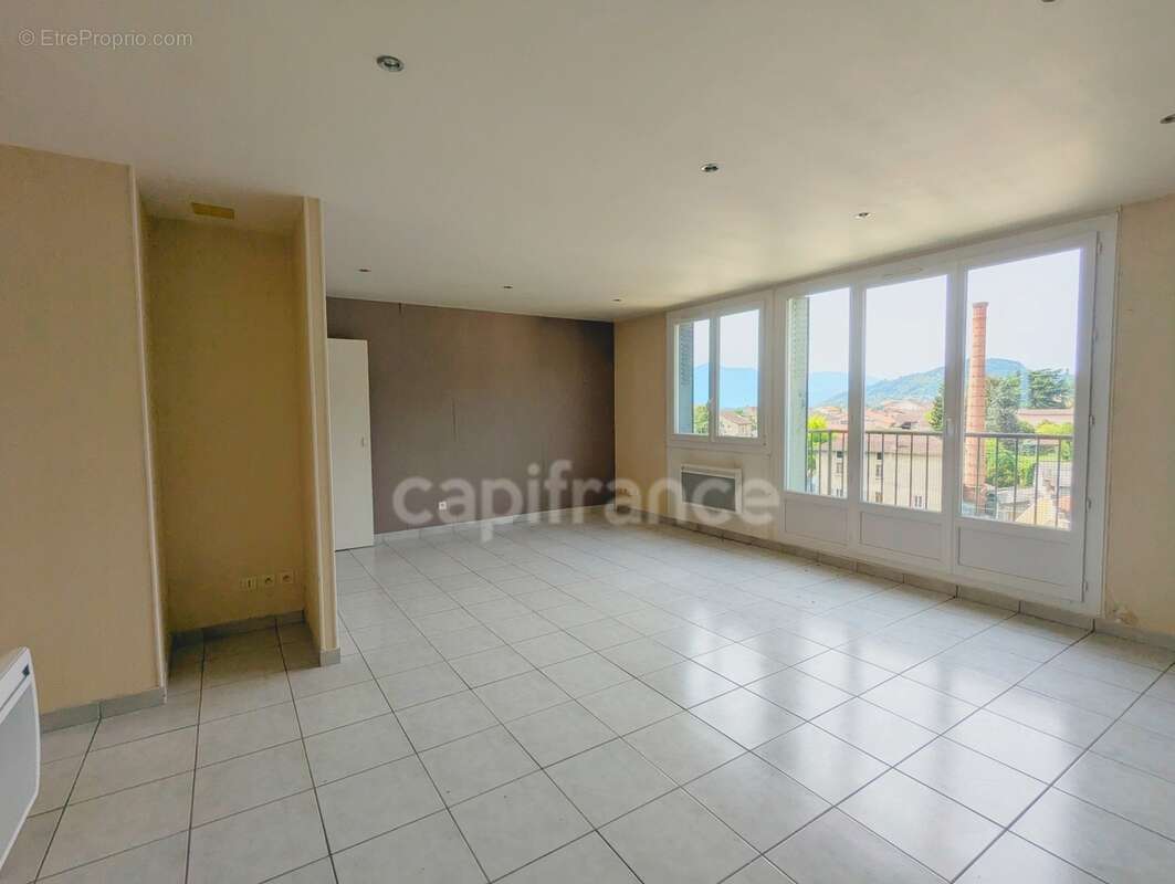 Appartement à vendre 4 pièces TULLINS (38) -  62.79 m² - Dernier étage - 2 chambres- 2 caves et stationnement au bas de l'immeub - photo 3