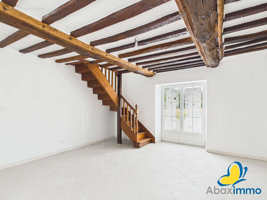 Maison en pierre rénovée avec beau terrain! - photo 5