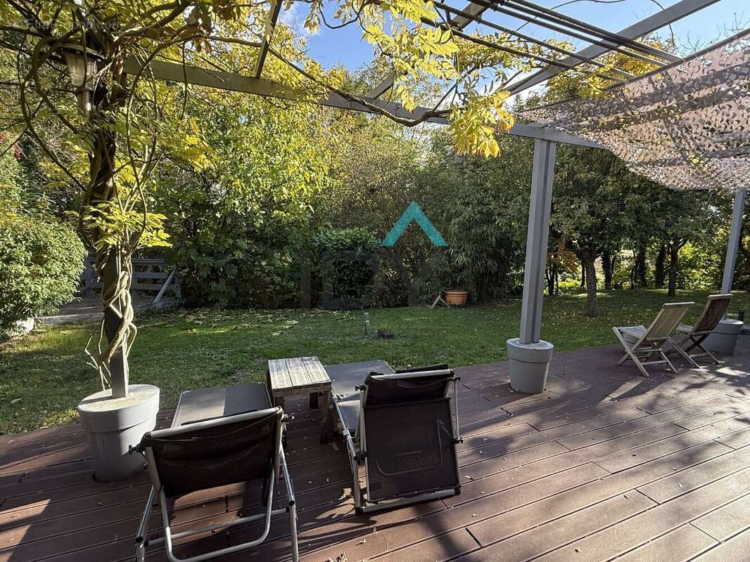 Maison à LE MESNIL-LE-ROI