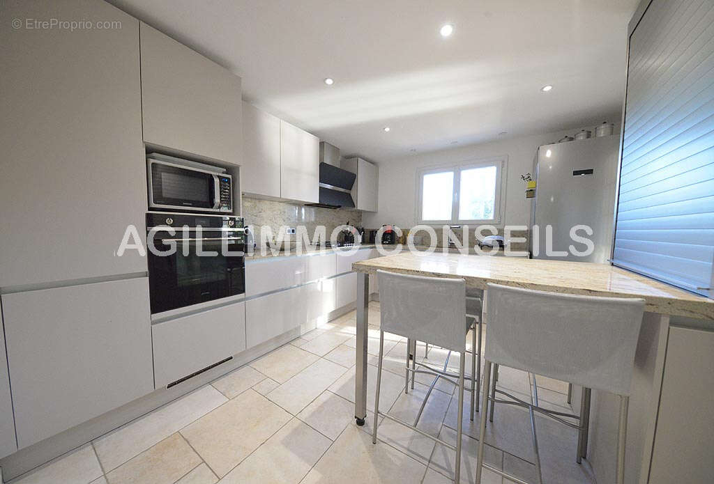 Cuisine équipée - Maison à PUGET-SUR-ARGENS