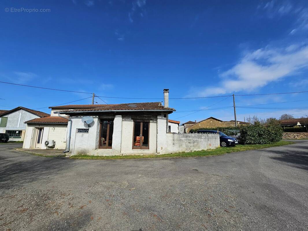 Maison à CHERVES-CHATELARS