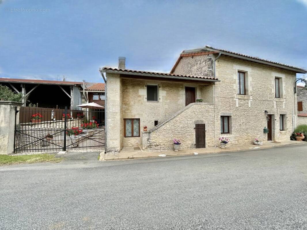 Maison à NANTEUIL-EN-VALLEE