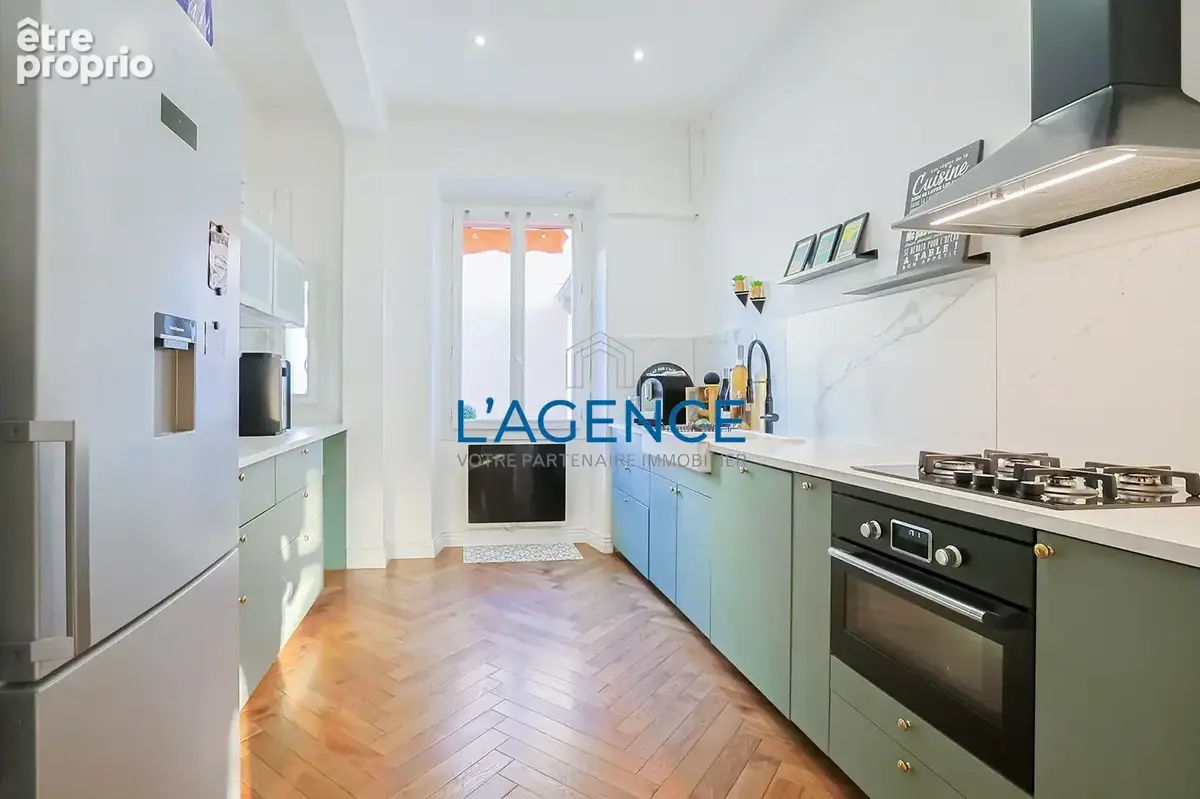Appartement bourgeois de type T4 de 126 m2 dans un bel immeuble du centre ville à Hyères - photo 4
