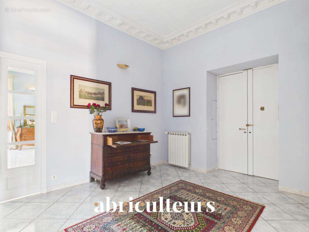 Superbe appartement traversant rénové de 136,81 m² – Trois balcons – Garage – À 30 mètres du Port de Nice - photo 6