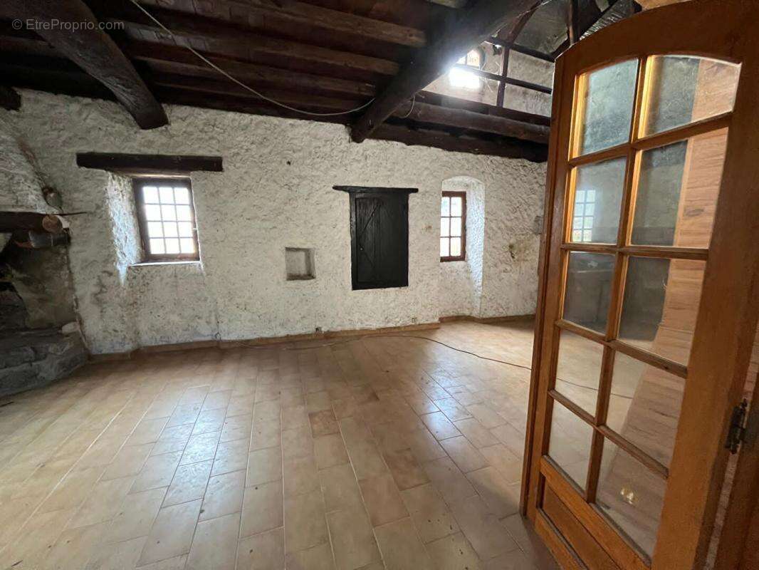 A vendre  Mialet maison de village de 77 m2 avec potentiel de 80 m2 et terrain non constructible non attenant de 930 m2 - photo 4