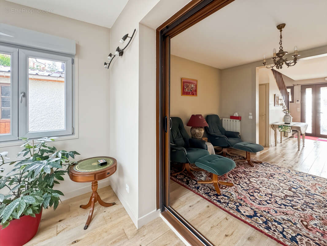 COURBEVOIE 92, Rue Hoche - Maison familiale avec jardins de 111m2 habitables + plus de 52m2 d'annexes (garage - photo 9