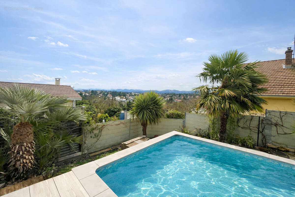 Maison à SAINT-GENIS-LES-OLLIERES