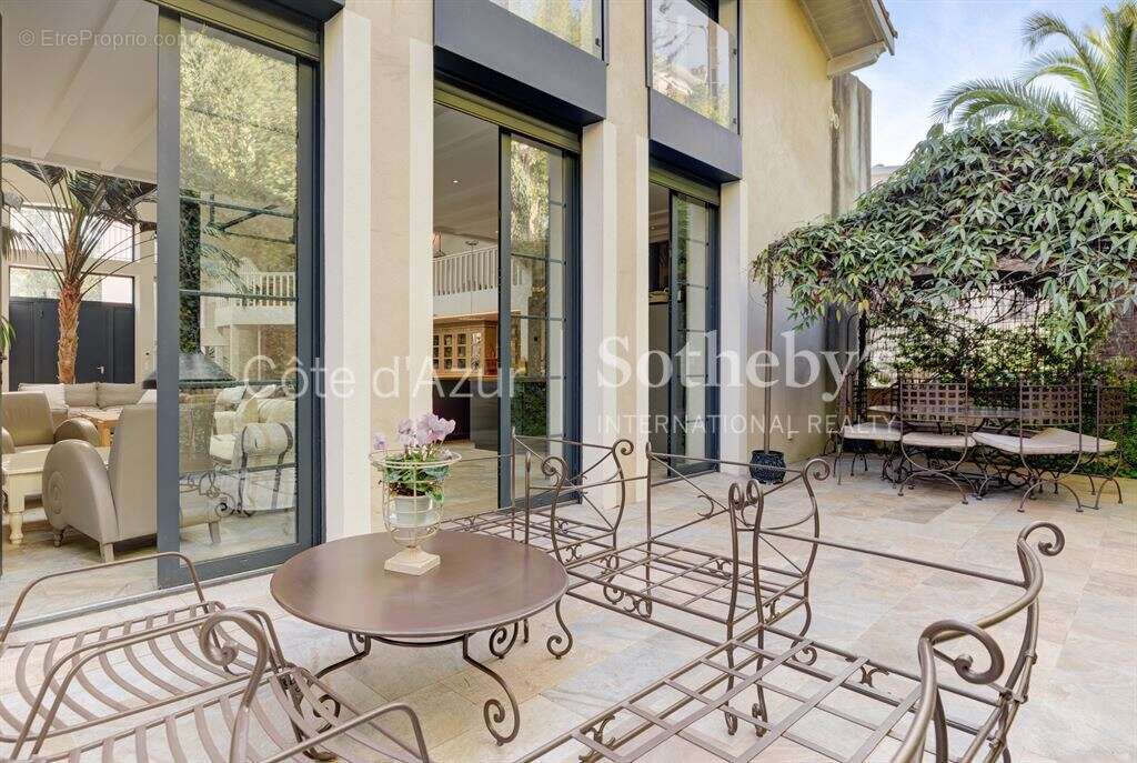 Cannes centre, villa de ville rénovée avec terrasse à proximité de la Croisette - photo 10