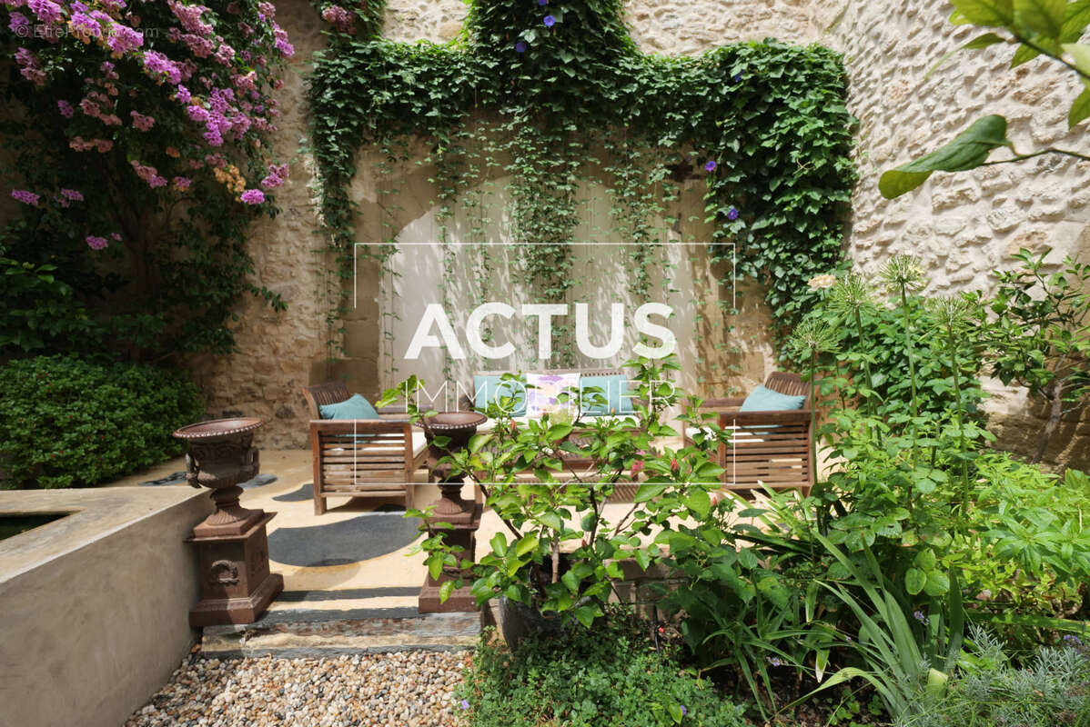 Maison 240 m² à Eyguieres  - photo 6