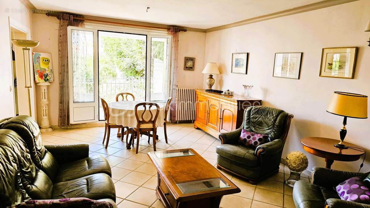 Une maison aux volumes généreux et au potentiel rare à vert-le-grand - photo 3