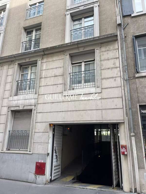 Garage en sous-sol - idéal investissement - photo 3
