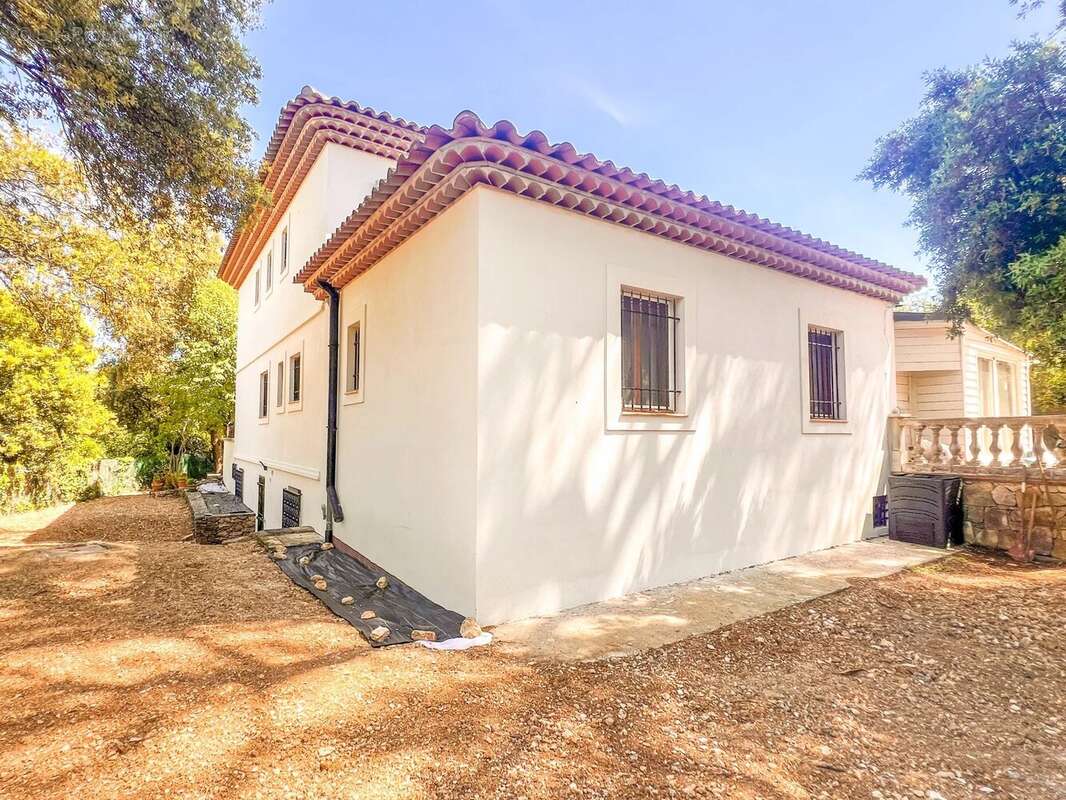 Maison familiale 6 pièces de 164 m² avec T2 indépendant de 35 m² - Roquefort les Pins - photo 3