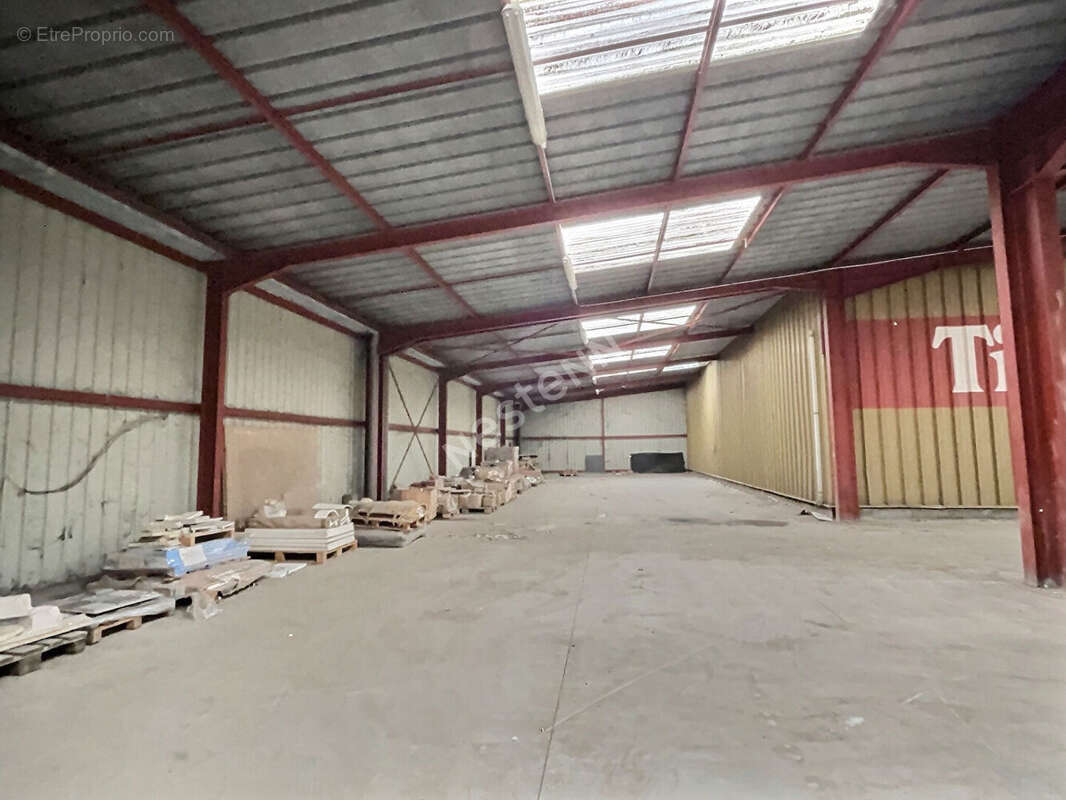Entrepôt/local industriel 400 m² .Proche Zone Leclerc Betting - photo 3