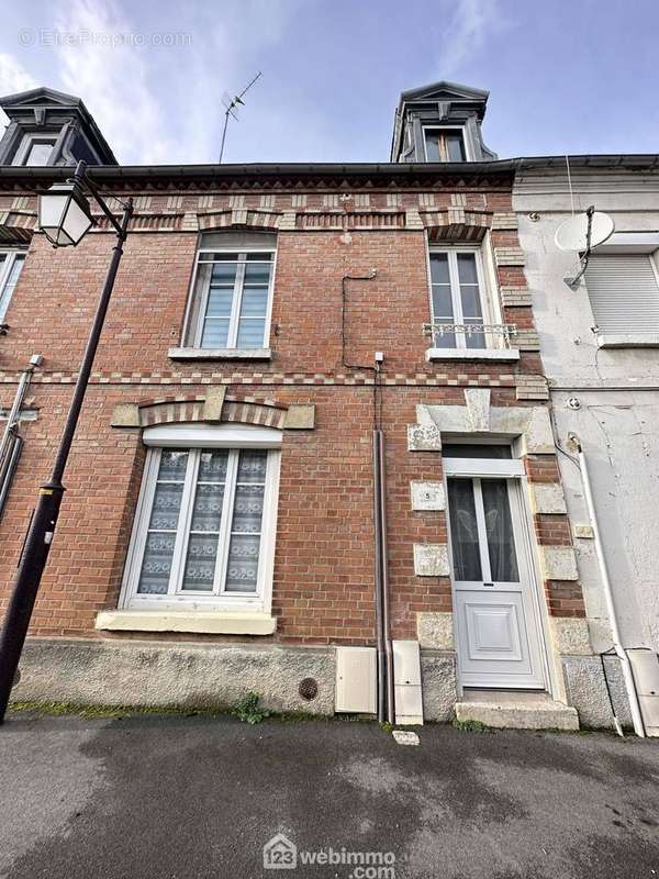 Découvrons la première maison louée 700¤ de 136 m² comprenant ... - Maison à CREPY