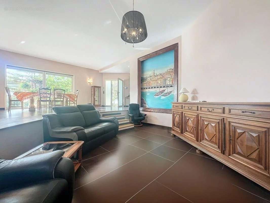 Menton, propriété de 250 m2 avec 2 000 m2 de terrain et piscine - photo 5
