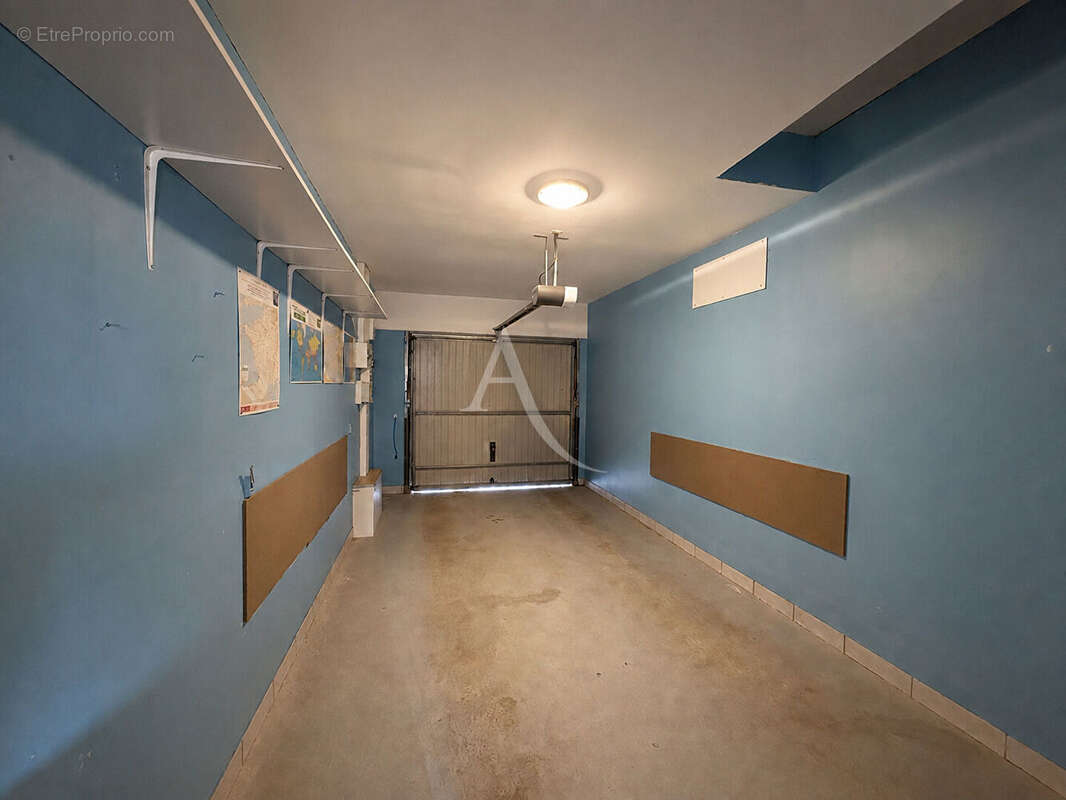 Vivy - Maison de plain-pied 113 m² - 5 chambres - Jardin et garage - photo 11